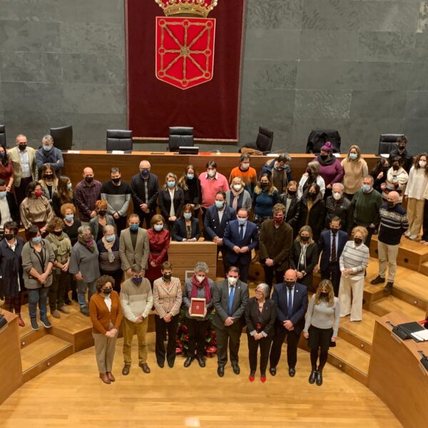La Plataforma de Entidades Sociales recibe la Medalla del Parlamento de Navarra