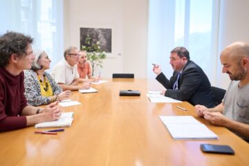 El Parlamento recibe a una representación de la Plataforma de Entidades Sociales
