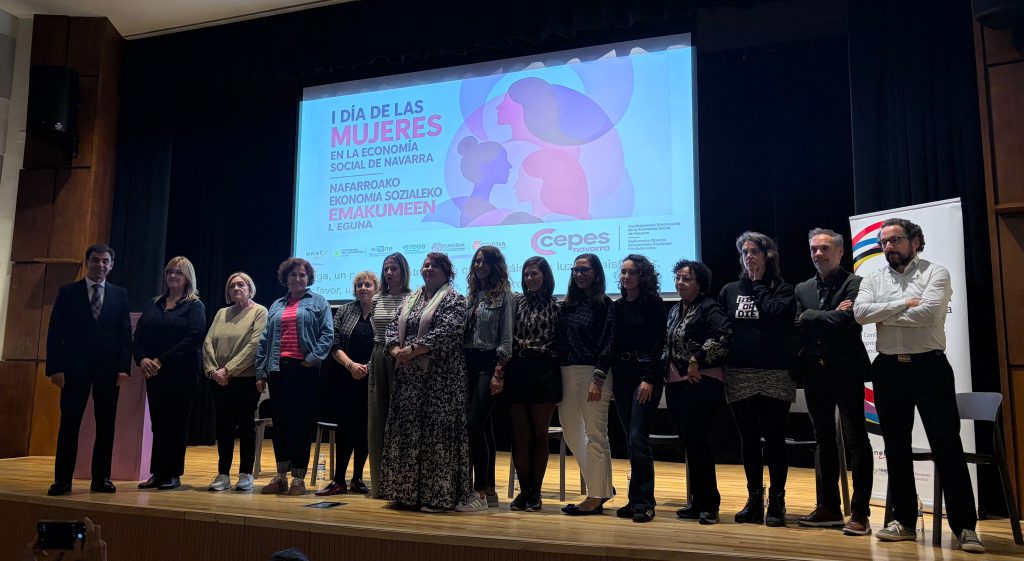 Participantes del I Día de las Mujeres en la Economía Social de Navarra, en el escenario de la Casa de las Mujeres de Pamplona.