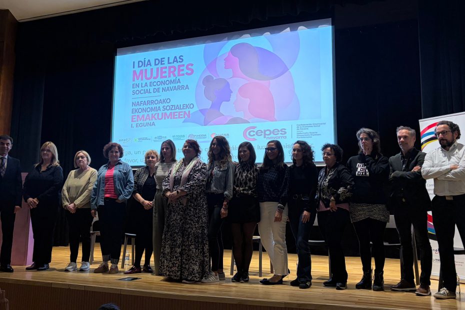 Participantes del I Día de las Mujeres en la Economía Social de Navarra, en el escenario de la Casa de las Mujeres de Pamplona.